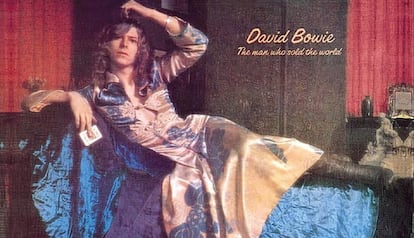 David Bowie, con uno de los diseños de Michael Fish. Portada del disco 'The Man Who Sold The Wold'.