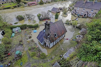 Una vista de la inundación en Ironbridge (Inglaterra).