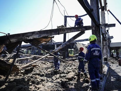 Los equipos de rescate buscan supervivientes entre los escombros del centro comercial de Kremenchuk (centro de Ucrania).