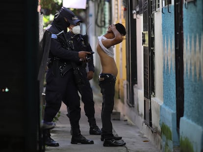 La policía catea y revisa los documentos de un hombre en la comunidad de Kiwanis, en Soyapango (El Salvador), el 16 de agosto.