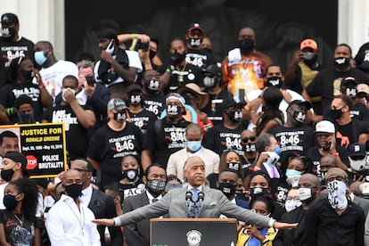 El reverendo Al Sharpton, fundador y presidente de National Action Network, habla en el Lincoln Memorial durante la protesta contra el racismo y la brutalidad policial.