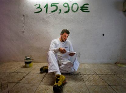 El pintor Manuel García consulta su última factura telefónica, de 315,90 euros.