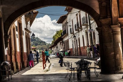 Soportal de la plaza Vasco de Quiroga, en el centro hist&oacute;rico de P&aacute;tzcuaro, en el Estado de Michoac&aacute;n (M&eacute;xico). 