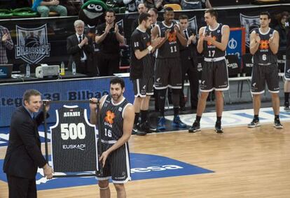 El alero del Uxue Alex Mumbrú ha recibido en el partido una camiseta conmemorativa por su partido número 500 en la ACB.
