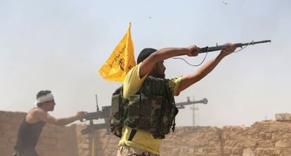 Milicianos chiíes en la línea del frente de Baiji, al norte de Tikrit.