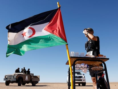 Un participante en la Maratón del Sáhara bebe agua junto a puesto del Frente Polisario, el 28 de febrero  cerca de Tinduf (Argelia).