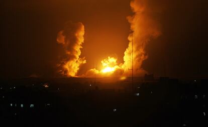 Durante la madrugada, el Ejército Israel ha bombardeado un total de 34 "objetivos terroristas" en la Franja de Gaza, mientras que las facciones armadas presentes en el enclave han disparado más de una decena de proyectiles contra territorio israelí. En la imagen, una llamarada vista tras un ataque aéreo israelí en Rafah (Gaza).