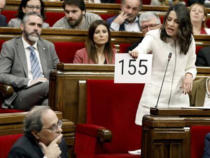 Inés Arrimadas muestra un cartel con el número 155 en el Parlament el pasado diciembre.
