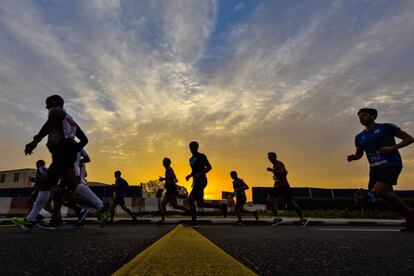 Varias personas compiten en el Maratón de Dubai. 