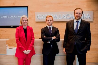 Elena Redondo, socia directora de la oficina, Alberto Gil y Miguel Cases, socio codirector 