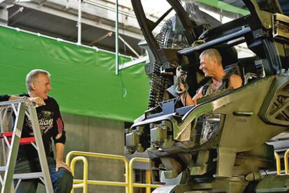 El director James Cameron conversa con  Stephen Lang (Coronel Quaritch) en El Volumen