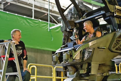 El director James Cameron conversa con Stephen Lang (Coronel Quaritch) en El Volumen