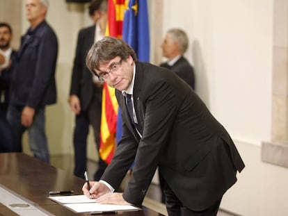 Puigdemont firma la declaración de independencia en el Parlament.