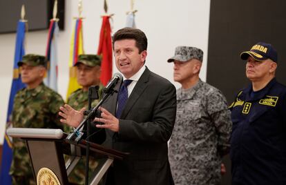 El ministro de Defensa de Colombia, Diego Molano (c), hablando durante una rueda prensa, para aclarar los hechos desarrollados durante una operación en Putumayo contra uno de los líderes de las disidencias de las FARC. Bogotá, 6 de abril de 2022
