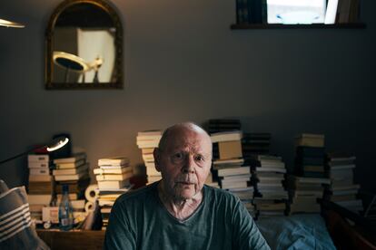 Pierre Michon, intelectual francés, en su casa en Naillat, en la región de Nouvelle-Aquitaine, en la Francia vaciada, en 2024.