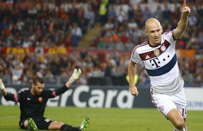 Robben celebra uno de sus goles al Roma.