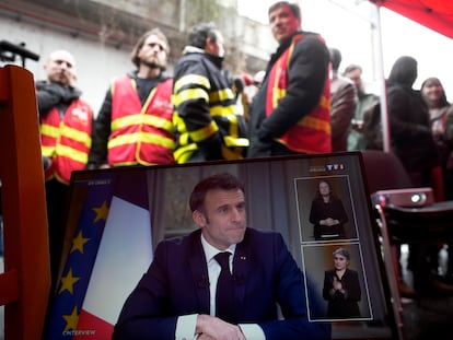 Trabajadores sanitarios en huelga observan la entrevista por televisión al presidente francés, Emmanuel Macron, en Issy-les-Moulineaux, en las afueras de París, este miércoles.