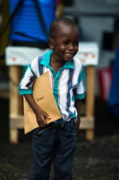 Patrick Poopel, de seis años, con el documento que certifica que ha superado el ébola.