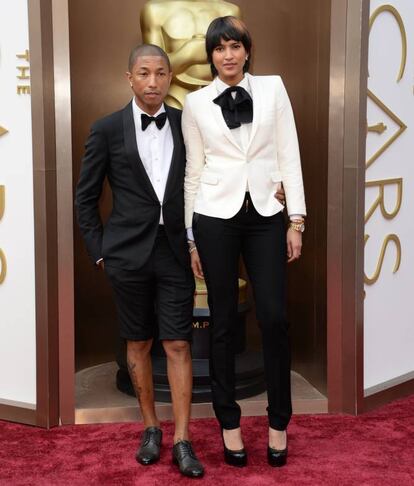 Así se presentó el cantante y compositor Pharrell Williams en una gala de los Oscar que, recordémoslo, fue a principios de marzo (no hacía mucho calor, no). Williams llevó pantalón corto con esmoquin (traje de etiqueta por excelencia) en una de las ceremonias más exclusivas del mundo, así que nos legitima su uso en cualquier situación menos protocolaria. Gracias, Pharrell.