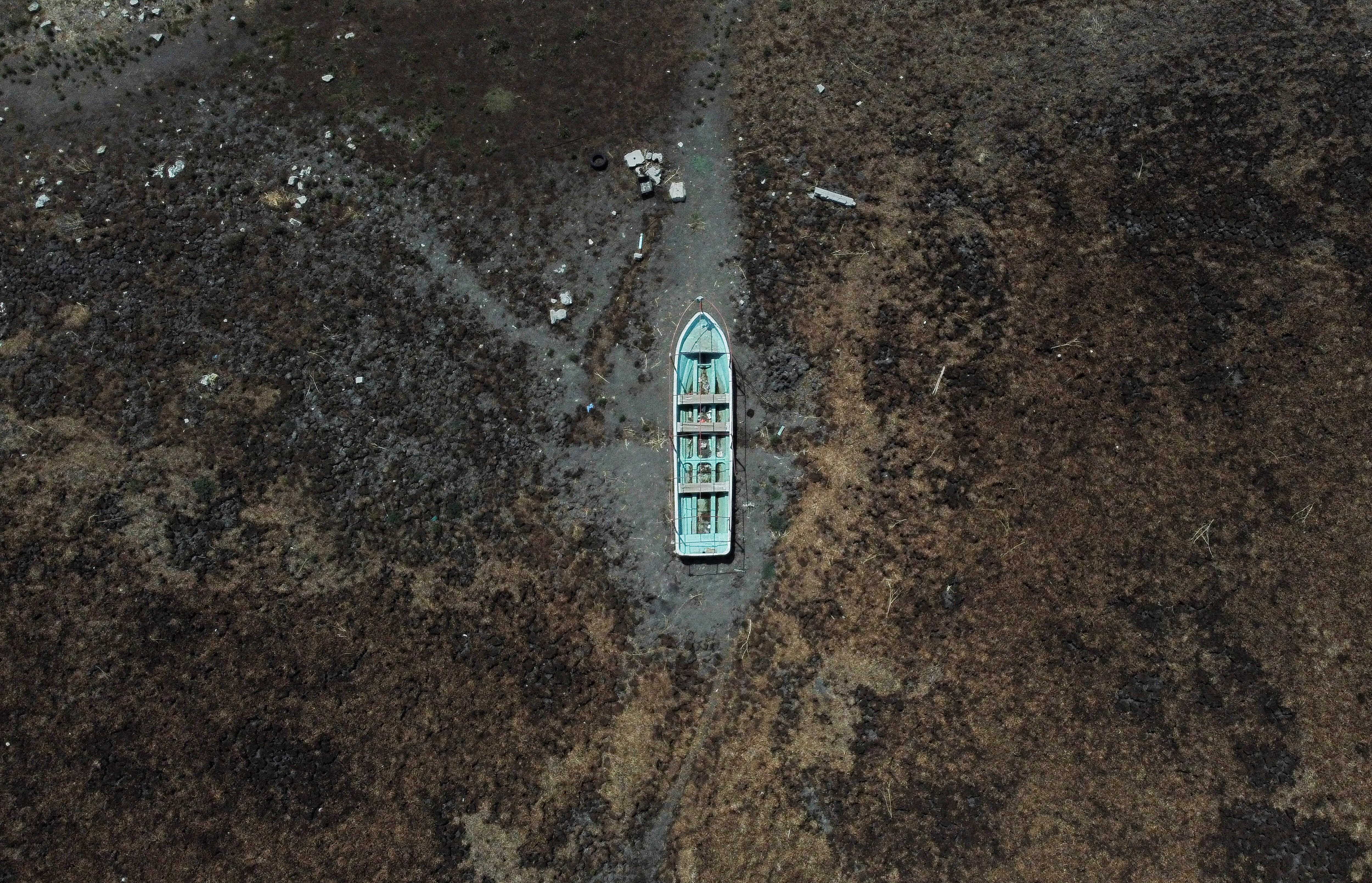 Vista aérea muestra un barco en el lecho seco del lago Zumpango (México), el 24 de mayo. 