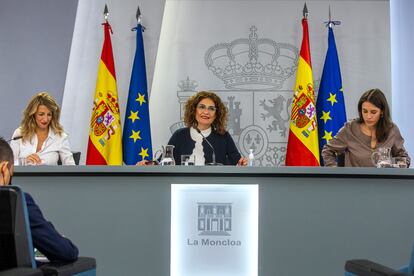 La ministra portavoz del gobierno, María Jesús Montero, durante la rueda de prensa posterior al consejo de ministros en el palacio de la Moncloa en Madrid, este martes.