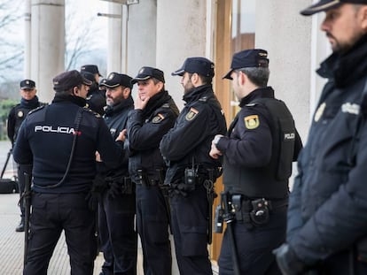 Despliegue policial a la entrada del juicio.