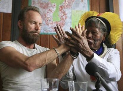 El cantante Sting con Raoini, uno de los líderes indígenas de la Amazonia.