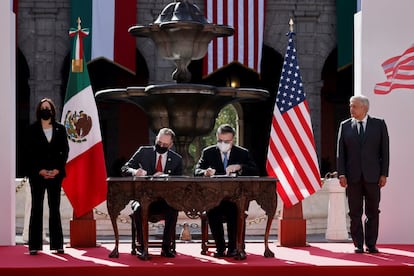 encargado de negocios de la Embajada de EE EEU, John S. Creamer, y el canciller mexicano, Marcelo Ebrard firman acuerdo