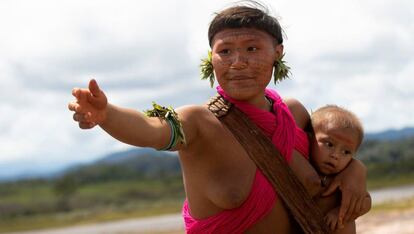 Una mujer del pueblo yanomami y su bebé llegan a un punto de atención de una brigada militar de salud en la región de Surucucu, municipio de Alto Alegre, estado de Roraima (Brasil).