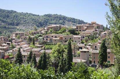 Una sencilla lápida en el cementerio de Deià reza: Robert Graves. Poeta. El escritor inglés quedó fascinado por este pueblo mallorquín de la sierra de Tramontana, entre Valldemossa, Sóller y Bunyola, y vivió en él durante casi medio siglo, en su casa de Can Alluny, hoy convertida en museo. Sus calles empinadas, trazadas durante la dominación musulmana de Mallorca, trepan hacia la iglesia parroquial, en la cima de un monte, sobresaliendo por encima del resto de edificios.