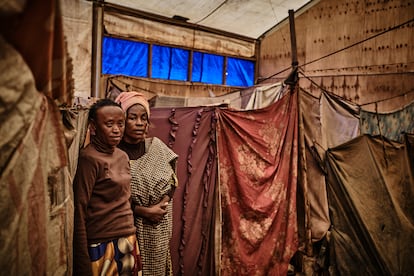 Adele Sabimana (detrás, 40 años) y Nizigama Spes (delante, 46 años), ambas de Burundi, volvieron al campo tras la directiva de reubicación. Hace cuatro años que Sabimana abandonó Dzaleka para empezar una nueva vida en Lilongüe, la capital del país. Allí vivía con su marido y sus cuatro hijos, donde regentaba un pequeño negocio de venta de fruta hasta que se vio obligada a marcharse: “Sabíamos que teníamos que volver a Dzaleka porque los lugareños nos dijeron que nos fuésemos. Nos amenazaron con llevarse todo lo que había en nuestra casa si no lo hacíamos”, dice en un susurro. Sabimana considera que su vida fuera era mucho mejor porque tenía independencia. 