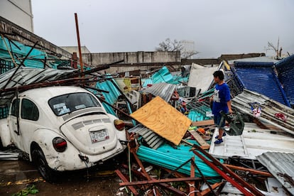 Un joven camina sobre los escombros que ha dejado el paso del huracán 'Otis', este jueves, en la ciudad de Acapulco.