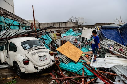 Un joven camina sobre los escombros que ha dejado el paso del huracán 'Otis', este jueves, en la ciudad de Acapulco. 