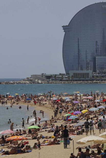 Aspecto de una playa de Barcelona el pasado viernes. La capital catalana está recibiendo más turistas este año, al contrario de lo que sucede en la mayor parte de las ciudades.