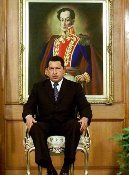 Chávez posa en su palacio ante una pintura de Simón Bolívar.