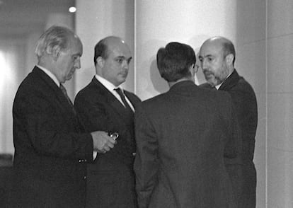 Luis Roldán, exdirector de la Guardia Civil, hablaba con miembros de la comisión del Congreso que le investigaban, en 1994.