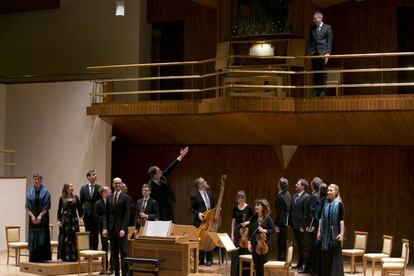 Lionel Meunier pidiendo los aplausos para Bart Jacobs, en la galería del órgano, al final del concierto.