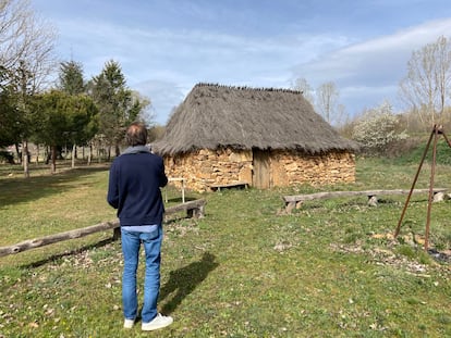 Recreación de una vivienda astur en Castrocalbón, en el lugar donde se celebra la Fiesta de los Romanos.