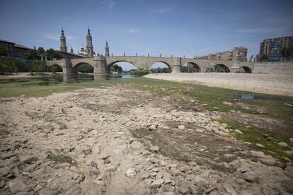 Vista del caude del río Ebro, bajo mínimos, con la basílica del Pilar al fondo.