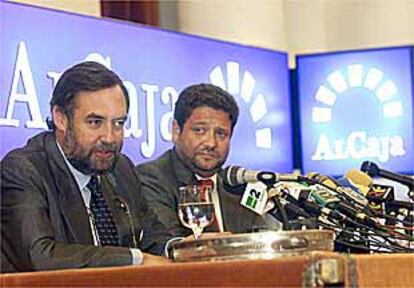 Isidoro Beneroso y Juan Manuel López Benjumea, ayer, en la presentación de AlCaja.