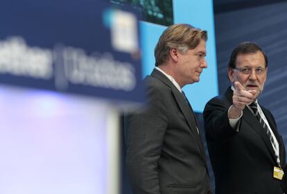 El presidente del Gobierno, Mariano Rajoy (d), junto al secretario general del PPE, Antonio López-Istúriz (i), durante el congreso.