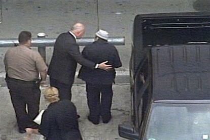 Noriega (con sombrero) llega al aeropuerto para ser extraditado.