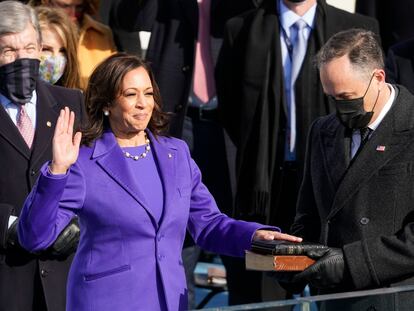 Kamala Harris jura el cargo de vicepresidenta de EE UU con la mano en la biblia sostenida por su esposo, Douglas Emhoff, en el Capitolio.