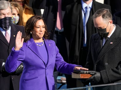 Kamala Harris jura el cargo de vicepresidenta de EE UU con la mano en la biblia sostenida por su esposo, Douglas Emhoff, en el Capitolio.