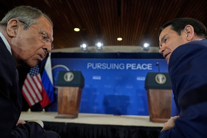 El ministro de Asuntos Exteriores de Rusia, Serguéi Lavrov, y el secretario de Estado, Marco Rubio, hablan antes de una conferencia de prensa.