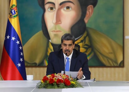 Nicolás Maduro durante una reunión de trabajo con los consejos de Estado y de Defensa en el Palacio de Miraflores, este lunes.