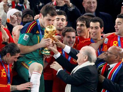 FILE PHOTO: FIFA President Sepp Blatter (2nd R) and South African President Jacob Zuma (R) hand the World Cup trophy to Spain's team captain Iker Casillas (C) during the award ceremony at Soccer City stadium in Johannesburg July 11, 2010.         REUTERS/Michael Kooren/File Photo