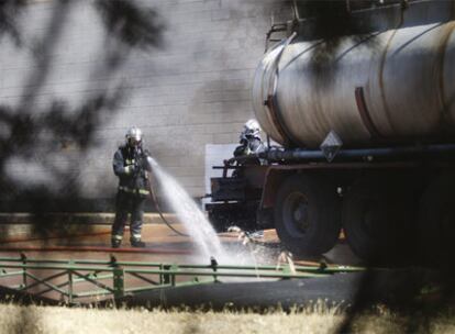 Un bombero participa en las tareas de control del vertido que provocó la nube tóxica.