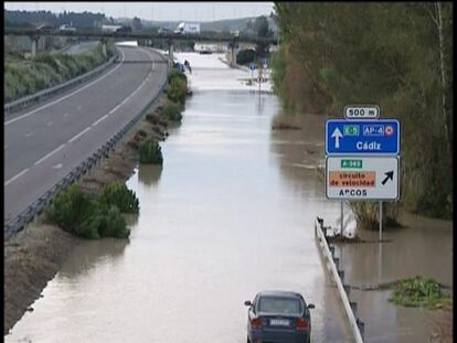 Las lluvias colapsan la autopista Sevilla-Cadiz