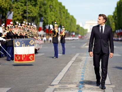 El presidente francés, Emmanuel Macron, pasa revista a las tropas durante el tradicional desfile militar del Día de la Bastilla, este jueves en París.